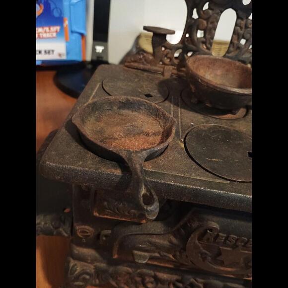 Vintage Crescent Cast Iron Miniature Stove w/ Accessories - Picture 4 of 13